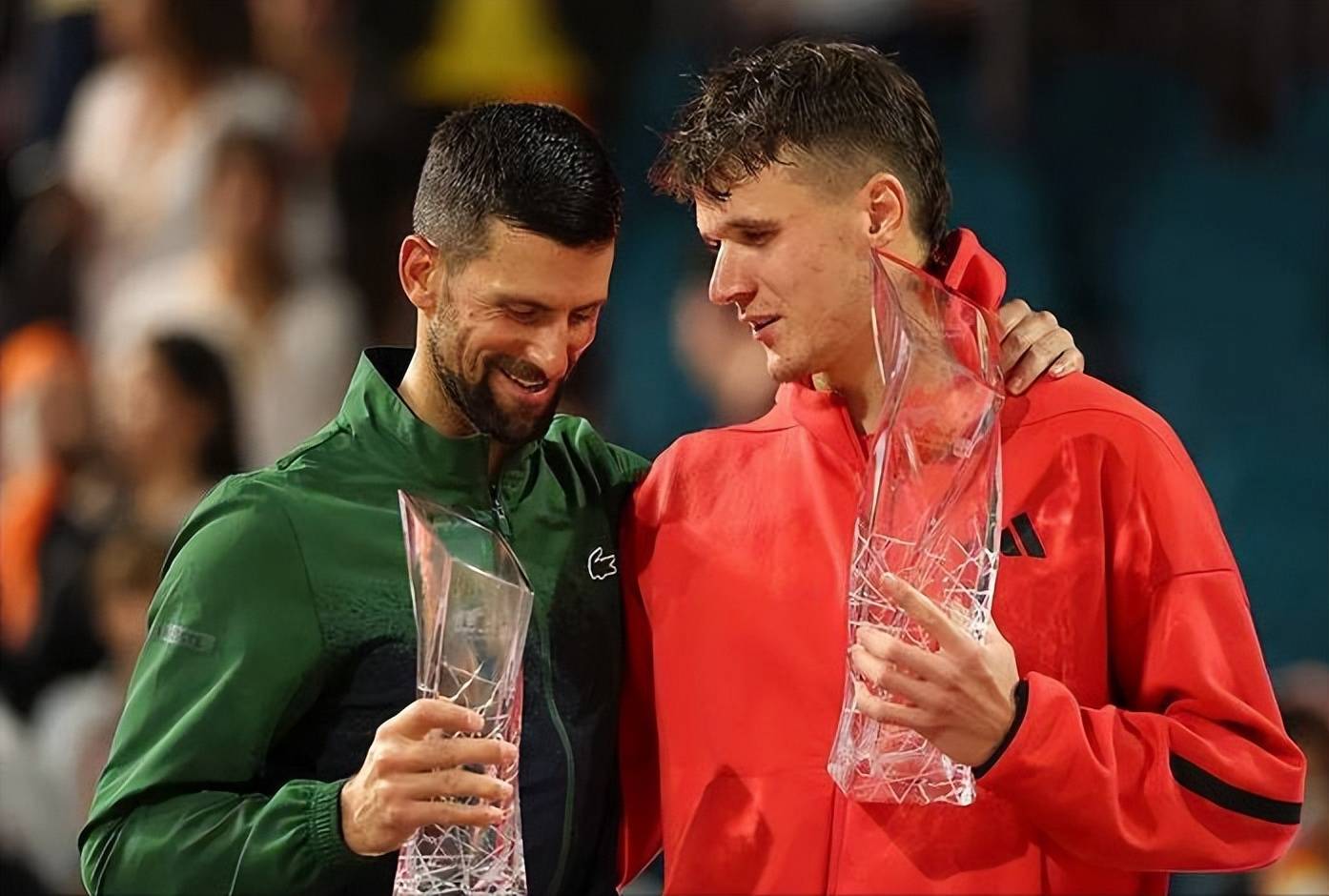 德约科维奇重返赛场，爆冷首场状态出色，尤文图斯观众沸腾！的简单介绍