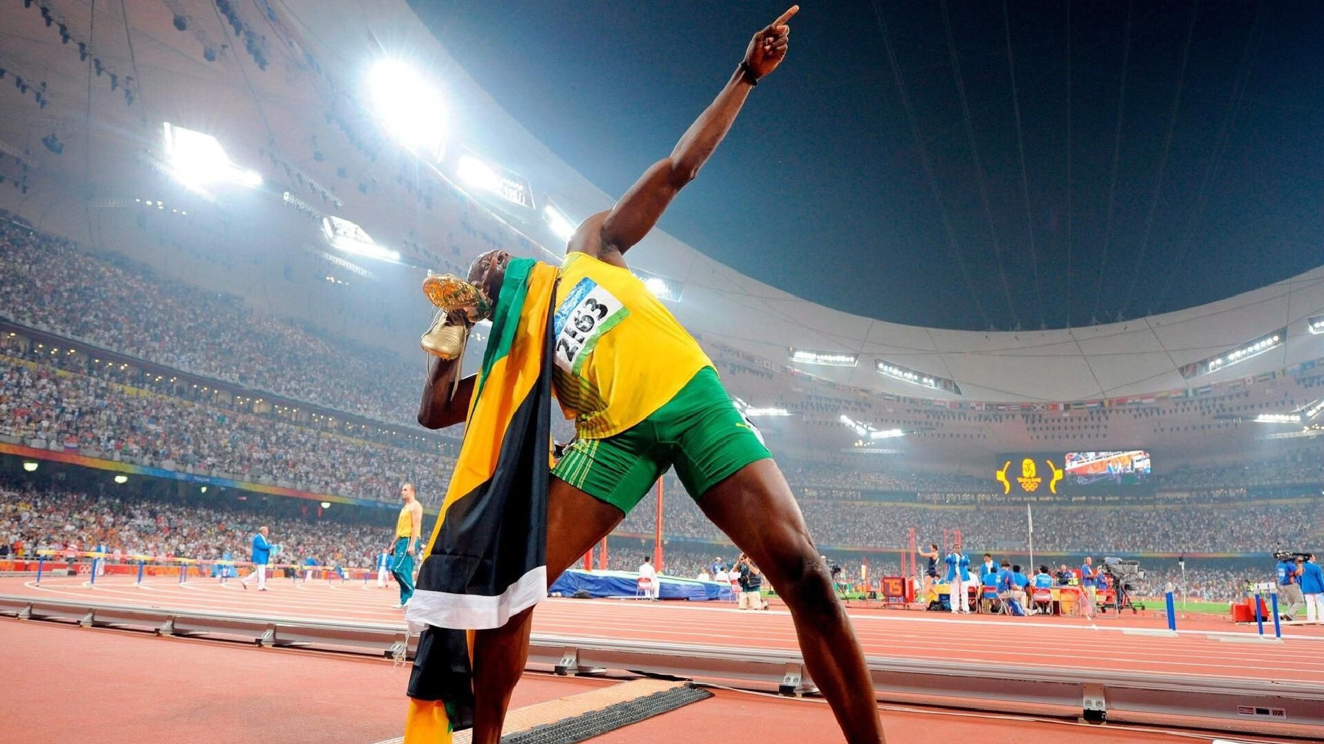 德约科维奇重返赛场，最后时刻胜出首场状态出色，美国队观众沸腾！赢得满堂喝彩